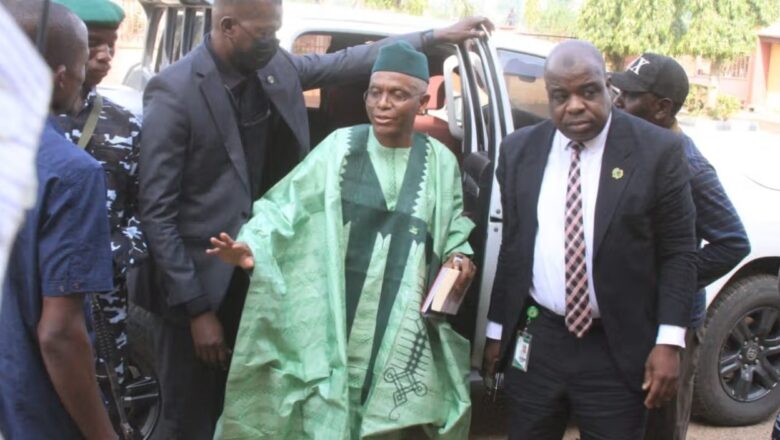 Kalli Bidiyon: Yanda Tsohon Gwamnan Kaduna, Malam Nasiru Ahmad El-Rufai yaki sauka daga motar DSS yace saidai su fitar dashi da Qarfi