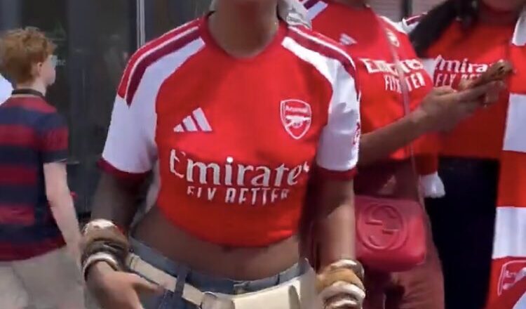 Kalli Bidiyon: Tauraruwar Mawakiyar Najeriya, Tiwa Savage a Landan tana kallon yanda Arsenal ke nuna kofin Premier League da suka dauka