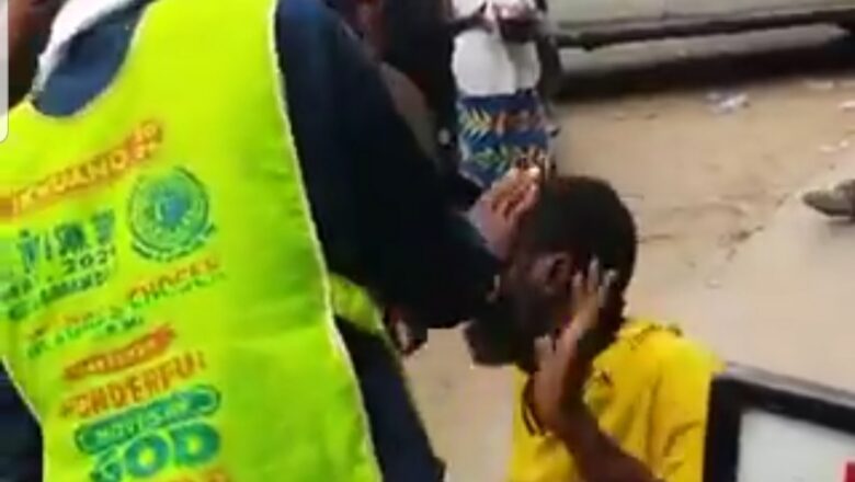 Kalli Bidiyon: Yanda Kiristoci suka tare wani Fasto da ya shahara wajan warkar da marasa lafiya a kafafen sada zumunta suka ce sai ya warkar da wani Mahaukaci