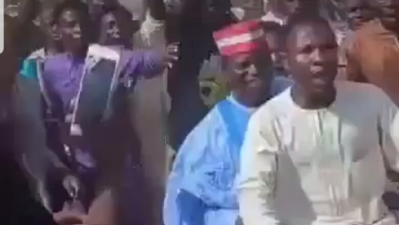 Kalli Bidiyon: Yanda Mutanen Wani kauye a Kano suka jawo mataimakin shugaban karamar hukuma da yaje yana ce musu su zabi Kwankwaso da Peter Obi