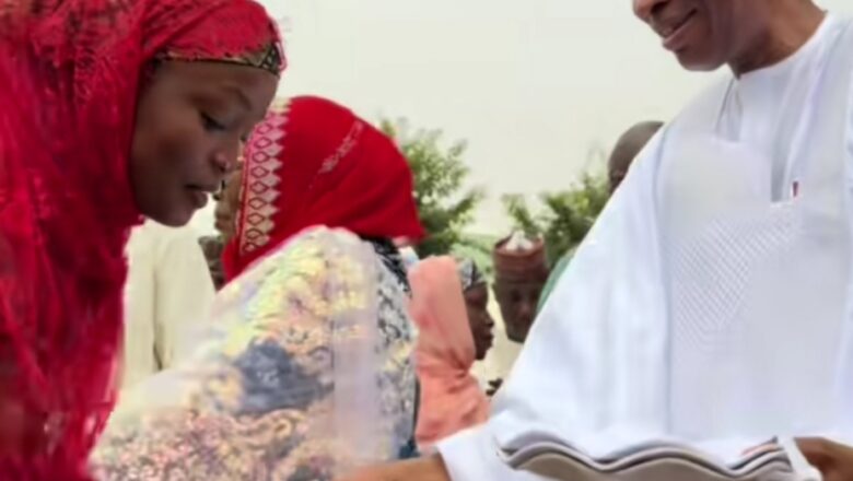 Kalli Bidiyon: Yanda Aka ga Gwamnan Kano, Abba Kabir Yusuf na raba kwanon cin abinci