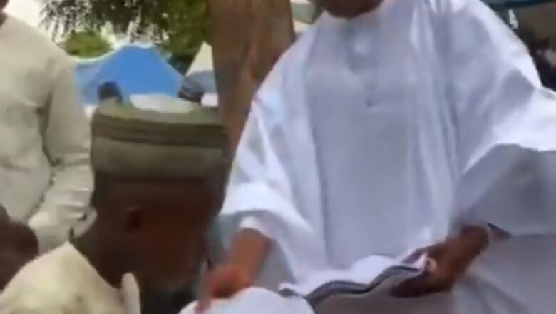 Cikakken Bidiyon Gwamnan Kano ya bayyana inda aka ga ashe ba kwanuka yake bayarwa tallafi ba gidan marayu yaje shine dan ya nuna kauna garesu yake raba musu kwanuka dan su je a zuba musu abinci