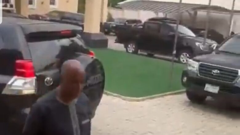 Kalli Bidiyon Da Duminsa: Yanzu haka Rotimi Amaechi ya je gidan Atiku Abubakar suna ganawa