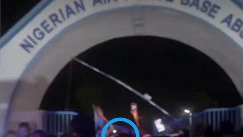 Kalli Bidiyon yanda VeryDarkman da mutanensa suka je barikin sojoji a Abuja suna cewa Shugaba Tinubu ya sauka daga Mulki, Wike ya sauka, Sojoji su karba