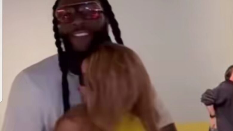 Kalli Bidiyon: Yanda Burna Boy da Shakira suka Rungume juna bayan kammala waka a wajan buge gasar World Cup