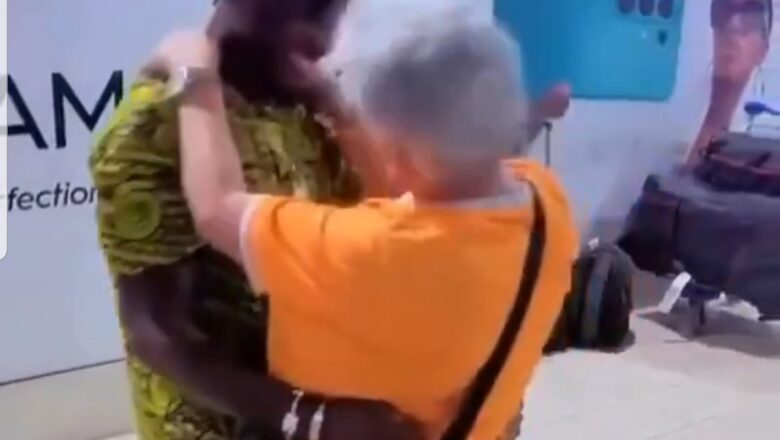 Baturiya me shekaru 68 kenan a yayin da ta hadu da Saurayinta me shekaru 27 dan Najeriya da suka dade suna Chatin