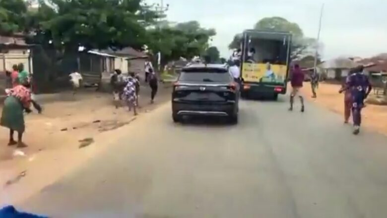 Kalli Bidiyon: A yayin da ake shirin yin zabe gobe a jihar Ekiti, An ga dan takarar APC na jefawa mutane Burodi daga mota yayin da su kuma suke bi suna wawa
