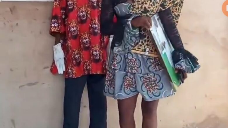 Kalli Bidiyon: Wannan gawar mahaifintace aka tayar da ita tsaye take rawa a gabanta kamin a binneshi