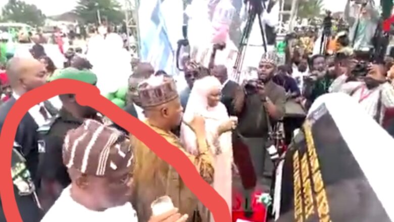 Kalli Bidiyon: Ministan Abuja, Nyesom Wike na shan suka saboda kin yadda ya sha ruwan sabon fanfon da ya kaddamar a Karu Abuja