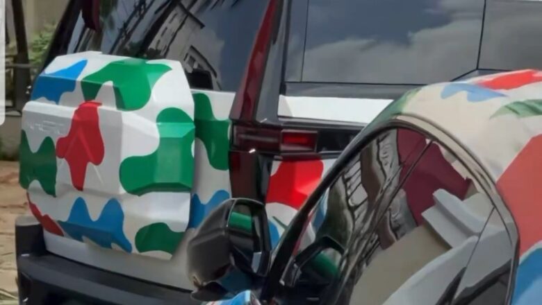 Attajirin matashin kudancin Najeriya kuma abokin dan shugaban kasa, Cubana Chief Priest ya sayi motocin alfarma irin su Lamborghini Urus, Rolls Royce ya bayar a yi yakin neman zaben shugaban kasa Bola Tinubu