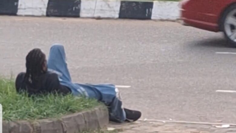 Allah Sarki: Kalli Bidiyon yanda wani dan fim ya Haukace yake kwana a gefen titi
