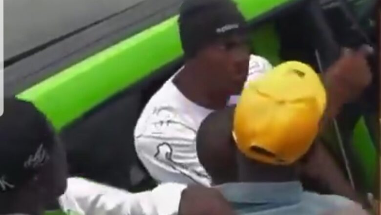 Kalli Bidiyon: Yanda dan Kwallon Najeriya, Victor Osimhen ya fito cikin dandazon matasa da suka zagaye motarsa suna rububin kallonsa yana musu gargadin kada su lalata masa motarsa ta Lamborghini