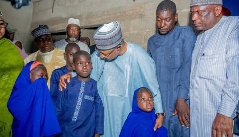 Kalli Bidiyon: Gwamnan jihar Kaduna, Malam Uba Sani ya kai ziyara gidan malamar da aka zarga da satar yara inda ya sha Alwashin kula da yaran data bari kamar nasa