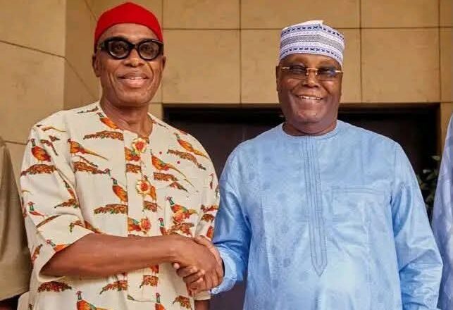 Kalli Bidiyon: Yanda Atiku Abubakar da Rotimi Amaechi suka gaisa bayan da Jam’iyyar ADC ta bayyana Amaechi a matsayin mataimakin Atiku