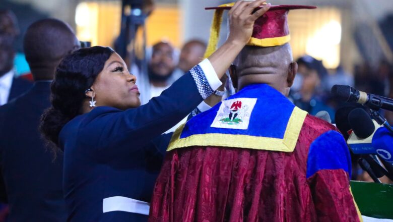 Kalli Bidiyon Gwanin Burgewa: Yanda matar ministan Abuja, Nyesom Wike ta je ta cire masa hula ta goge masa zufa yayin da yake jawabi a wajan taro
