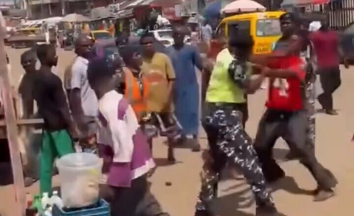 Kalli Bidiyon ya da wasu matasa sukawa wata ‘yar sanda mace na Jaki