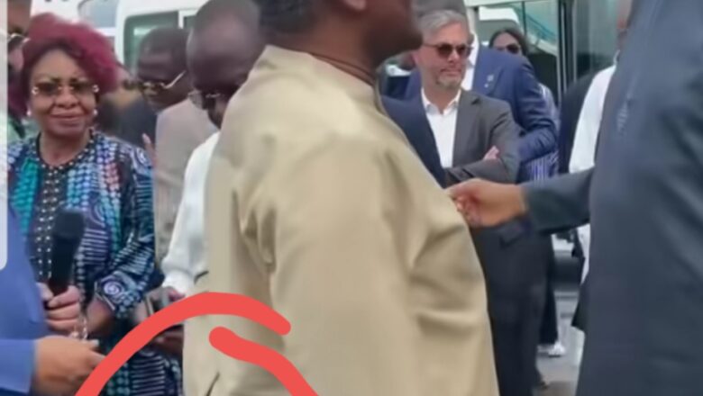 Kalli Bidiyon: Ganin Dangote da wayar Samsung yasa anawa masu rike wayar iPhone tsiya