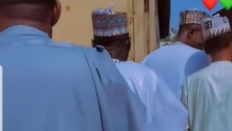 Kalli Bidiyon: Yanda Wata Uwargida ta watsawa Mijinta Manja a fararen kayansa bayan da ya je gaisheta da abokansa bayan ya mata kishiya