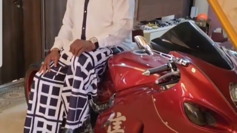 Kalli Bidiyon: Yanda Sanata Dino Melaye ya nuna cikin gidansa me dauke da Mashinan zamani da motoci