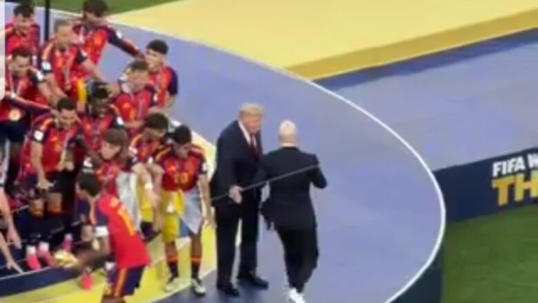 Kalli Bidiyon: Yanda Shugaban FIFA yayi ta fama da shugaban kasar Amirka, ya sauka daga kan dandamali dan baiwa ‘yan wasan Spain damar yin murna