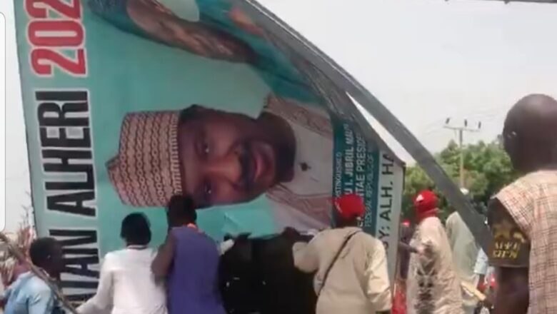 Kalli Bidiyon: Yanda wasu matasa suka lalata fastar yakin neman zaben shugaba Tinubu a Kano
