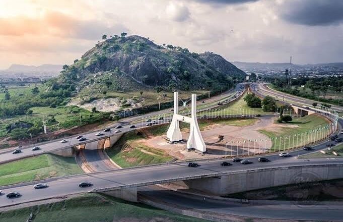 Kai Duniya: Kalli wani Dattijo dakw bayar da labarin yanda suke haduwa da ‘yan mata ‘ya’yan abokansu a otal a Abuja