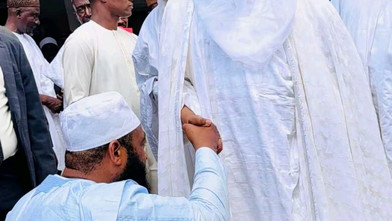 Gwamnan jihar Naija, Umar Bago kenan ya durkusa har kasa yake gaishe da Sarkin Musulmi