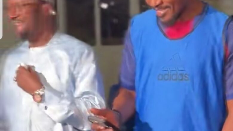 Kalli Bidiyon: Naziru Sarkin Waka da aka gani ya saka hannu a Aljihu yana soshe-soshe