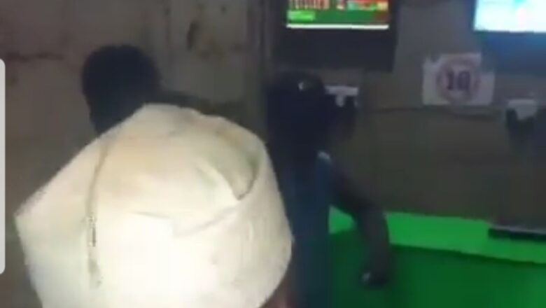 Kalli Bidiyon: Yanda Shugaban karamar hukumar Maigatari a jihar Jigawa ya kai ziyara wani shagon cacar kwallon kafa, Yace ba zai yadda ba sai an kulle shagon