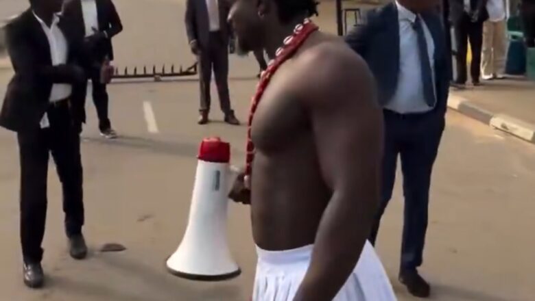 Kalli Bidiyon: Yanda VDM yaje hedikwatar ‘yansandan Najeriya yana neman wani dansanda ya bayar da hakuri kan sawa a  kama wani ba bisa ka’ida ba