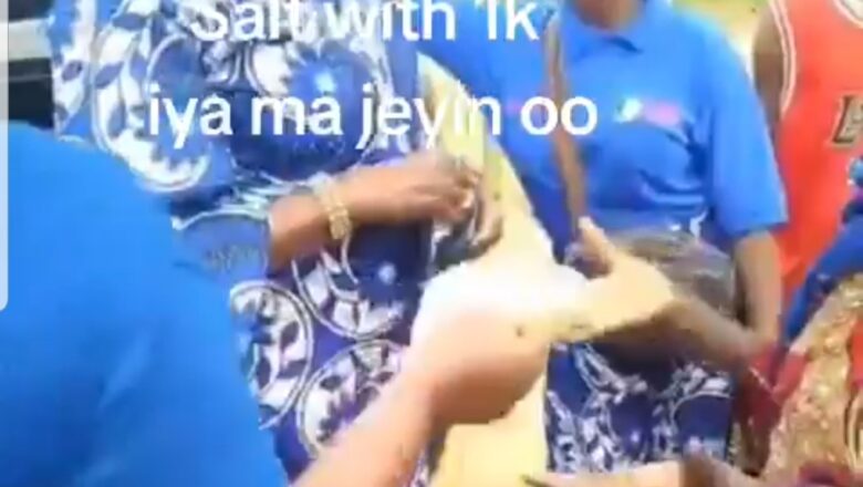 Kalli Bidiyon: Yanda wasu mata ‘yan APC ke rabawa masu zabe Naira dubu daya da Gishiri a jihar Osun