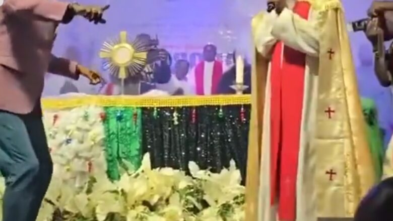 Kalli Bidiyon: Yanda Gwamnan jihar Ebonyi, Francis Nwifuru ke rawa a coci