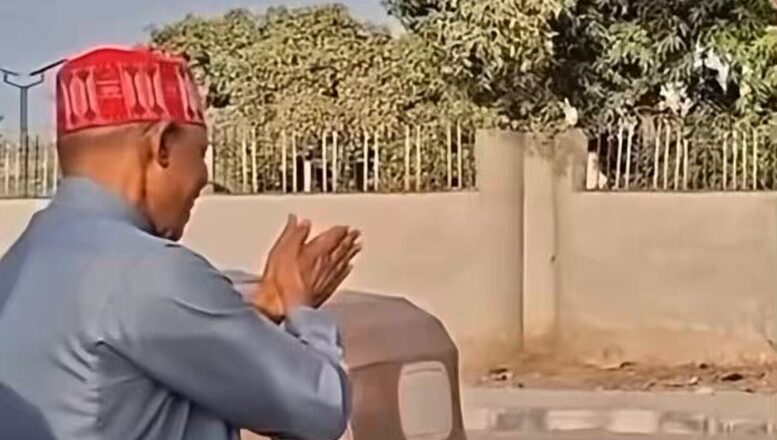 Bidiyon Gwamnan Kano, Abba Kabir Yusuf yana dagawa masu ababen hawa hannu a gefen Titi ya dauki hankula
