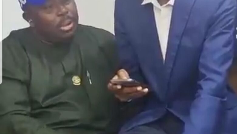 Kalli Bidiyon: Yanda dan takarar Gwamna na jam’iyyar APC a jihar Oyo, Sharafadeen Alli ya ajiye wani akan cinyarsa yana shafashi