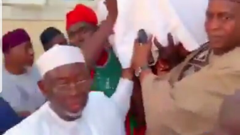 Kalli Bidiyon: Yanda Gwamnan jihar Jigawa ya saka hannu aka dauki gawar Sarkin Gumel ya dauki hankula