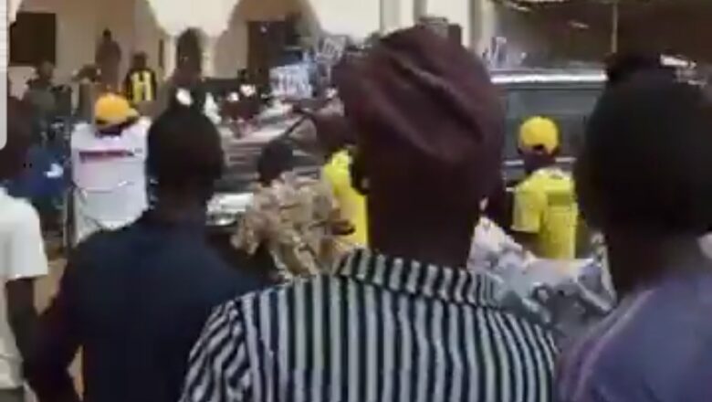 Kalli Bidiyon: Dan majalisar tarayya Sanata Ibrahim Muhammad Bomai ya sha da kyar yayin da yaje mazabarsa yakin neman zabe a jihar Yobe