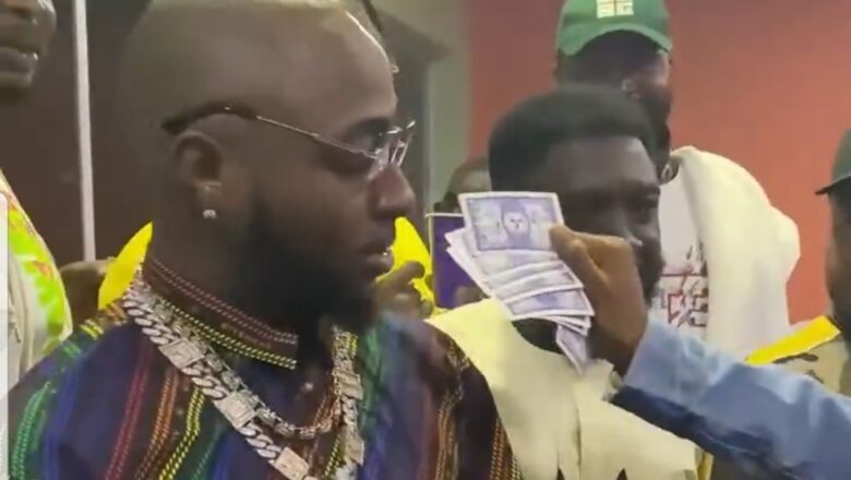 Yanda wani matsafi ya fitar da katin Karta daga kunnen Davido