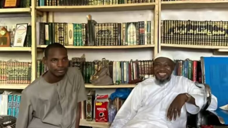 Kalli Bidiyon: Yanda Dan Sheikh Nura Khalid da ya dawo Musulunci ya koma karatu a gaban mahaifinsa