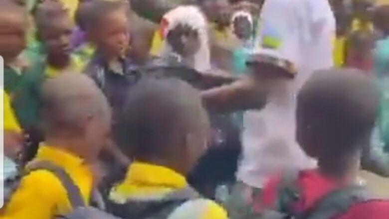 Kalli Bidiyon: Sabon Salon yakin neman zaben APC inda aka ga ana rabawa yara ‘yan makaranta Jakar Makaranta suna cewa baba da Mama ku zabi APC