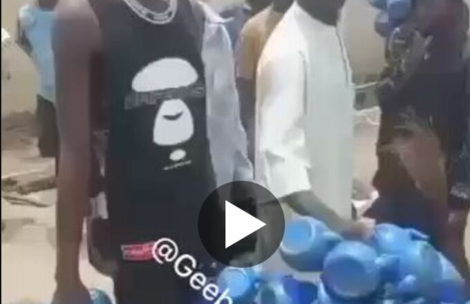 Kalli Bidiyon: Gwamnan jihar Naija, Umar Bago ya aikawa Wasu matasa da Tallafin Naira dubu dari shine suka ce basaso, suka yi amfani da kudin suka sai butoci suka kai masallatan Unguwarsu
