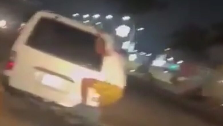 Kalli Bidiyon: Barawon waya ya zura hannu a motar haya zai fizge wayar wani, saidai be yi sa’a ba, me wayar ya rike masa hannu, shi kuma direban ya ki tsayawa