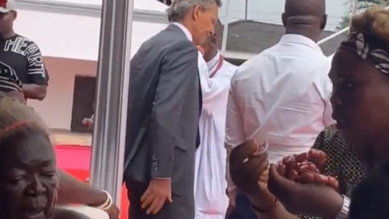Kalli Bidiyon Wani Bature da ya zo Najeriya, ya gaisa da wani basarake, yake goge hannunsa
